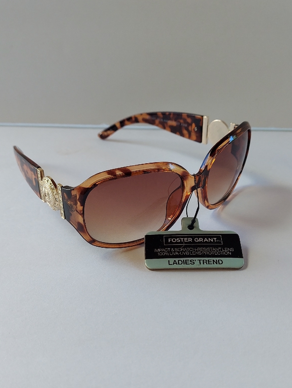 NWT Foster Grant Tortoiseshell Frame Sunglasses with Brown Gradient Lenses - Picture 2 of 6
